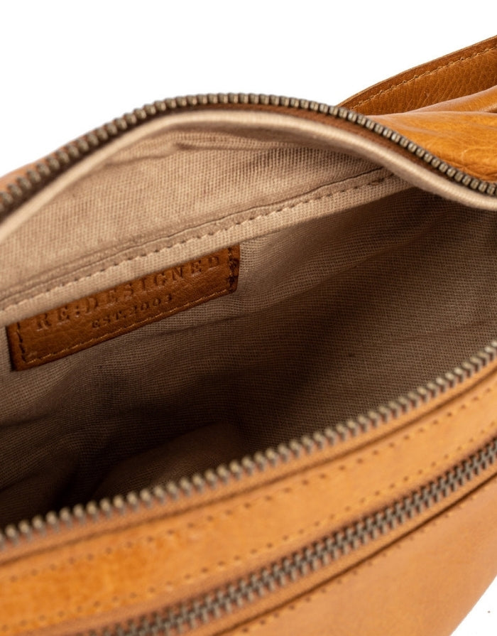  Bumbag Faust von Re:Designed in Burned Tan aus 100 % Rindsleder mit zwei Reißverschlussfächern und verstellbarem Crossbody-Riemen von innen 