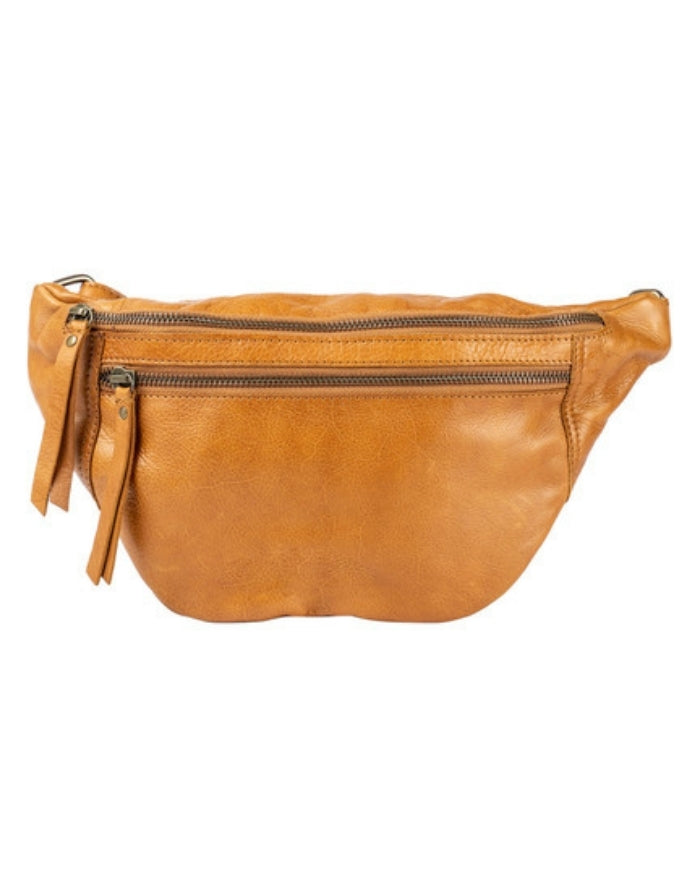  Bumbag Faust von Re:Designed in Burned Tan aus 100 % Rindsleder mit zwei Reißverschlussfächern und verstellbarem Crossbody-Riemen als Freisteller von vorne