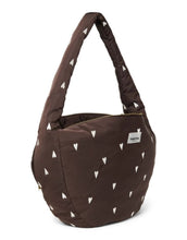 Laden Sie das Bild in den Galerie-Viewer, Praktische Crossbody-Tasche Puffy Brown Hearts von Studio Noos aus gestepptem Material in Braun mit Herzmuster, Reißverschluss und Seitentaschen.
