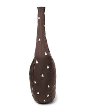 Laden Sie das Bild in den Galerie-Viewer, Praktische Crossbody-Tasche Puffy Brown Hearts von Studio Noos aus gestepptem Material in Braun mit Herzmuster, Reißverschluss und Seitentaschen.
