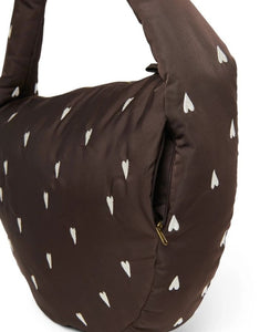 Praktische Crossbody-Tasche Puffy Brown Hearts von Studio Noos aus gestepptem Material in Braun mit Herzmuster, Reißverschluss und Seitentaschen.