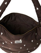 Laden Sie das Bild in den Galerie-Viewer, Praktische Crossbody-Tasche Puffy Brown Hearts von Studio Noos aus gestepptem Material in Braun mit Herzmuster, Reißverschluss und Seitentaschen.
