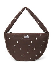 Laden Sie das Bild in den Galerie-Viewer, Praktische Crossbody-Tasche Puffy Brown Hearts von Studio Noos aus gestepptem Material in Braun mit Herzmuster, Reißverschluss und Seitentaschen.
