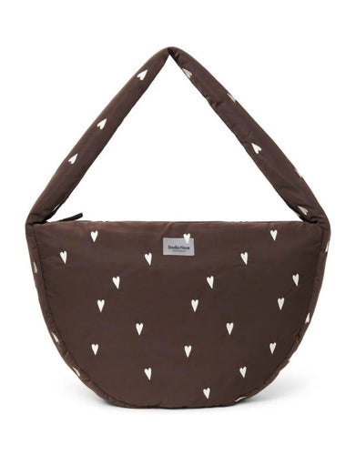 Praktische Crossbody-Tasche Puffy Brown Hearts von Studio Noos aus gestepptem Material in Braun mit Herzmuster, Reißverschluss und Seitentaschen.