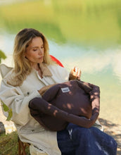 Laden Sie das Bild in den Galerie-Viewer, Praktische Crossbody-Tasche Puffy Brown von Studio Noos aus gestepptem Material in Braun mit Reißverschluss und Seitentaschen – ideal für unterwegs.
