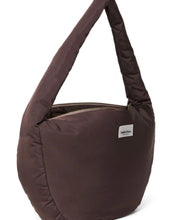 Laden Sie das Bild in den Galerie-Viewer, Praktische Crossbody-Tasche Puffy Brown von Studio Noos aus gestepptem Material in Braun mit Reißverschluss und Seitentaschen – ideal für unterwegs.
