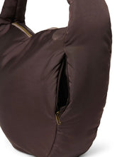Laden Sie das Bild in den Galerie-Viewer, Praktische Crossbody-Tasche Puffy Brown von Studio Noos aus gestepptem Material in Braun mit Reißverschluss und Seitentaschen – ideal für unterwegs.
