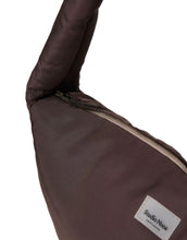 Laden Sie das Bild in den Galerie-Viewer, Praktische Crossbody-Tasche Puffy Brown von Studio Noos aus gestepptem Material in Braun mit Reißverschluss und Seitentaschen – ideal für unterwegs.
