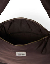 Laden Sie das Bild in den Galerie-Viewer, Praktische Crossbody-Tasche Puffy Brown von Studio Noos aus gestepptem Material in Braun mit Reißverschluss und Seitentaschen – ideal für unterwegs.
