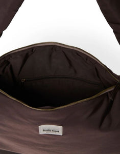 Praktische Crossbody-Tasche Puffy Brown von Studio Noos aus gestepptem Material in Braun mit Reißverschluss und Seitentaschen – ideal für unterwegs.