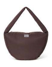 Laden Sie das Bild in den Galerie-Viewer, Praktische Crossbody-Tasche Puffy Brown von Studio Noos aus gestepptem Material in Braun mit Reißverschluss und Seitentaschen – ideal für unterwegs.
