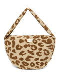 Praktische Crossbody-Tasche Teddy Leo Ecru von Studio Noos aus Teddy Material in Beige mit braunem Leo Muster, Reißverschluss und Seitentaschen.