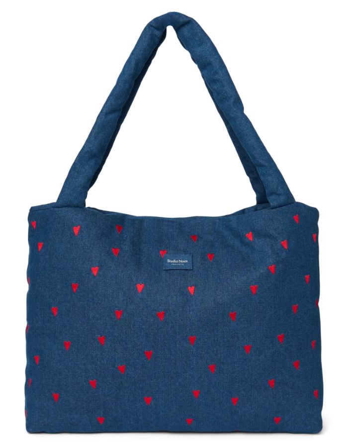 Studio Noos Mom Bag aus dunkelblauem gepolstertem Denim mit roten Herzen, langen Tragegriffen und geräumigem offenem Hauptfach.