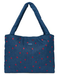 Studio Noos Mom Bag aus dunkelblauem gepolstertem Denim mit roten Herzen, langen Tragegriffen und geräumigem offenem Hauptfach.