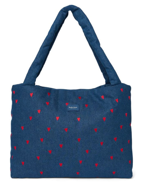 Studio Noos Mom Bag aus dunkelblauem gepolstertem Denim mit roten Herzen, langen Tragegriffen und geräumigem offenem Hauptfach.