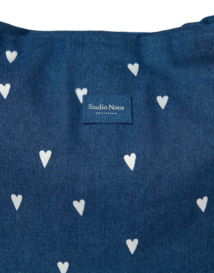 Studio Noos Mom Bag aus dunkelblauem gepolstertem Denim mit weißen Herzen, langen Tragegriffen und geräumigem offenem Hauptfach.