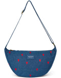 Studio Noos Fanny Pack Denim Blue Red Hearts aus dunkelblauem gepolstertem Denim mit gestickten roten Herzen und verstellbarem Trageriemen.