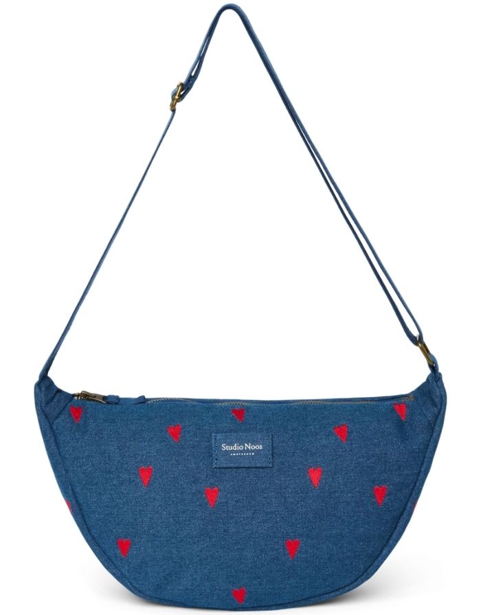 Studio Noos Fanny Pack Denim Blue Red Hearts aus dunkelblauem gepolstertem Denim mit gestickten roten Herzen und verstellbarem Trageriemen.