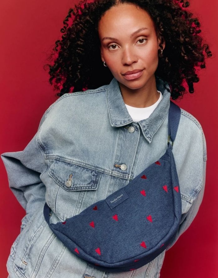 Studio Noos Fanny Pack Denim Blue Red Hearts aus dunkelblauem gepolstertem Denim mit gestickten roten Herzen und verstellbarem Trageriemen.