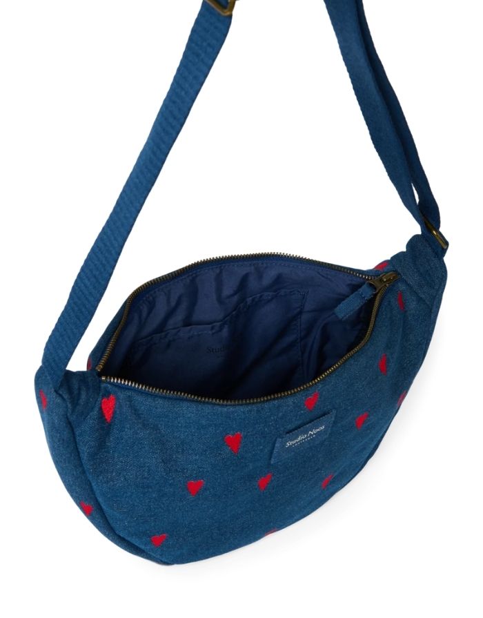Studio Noos Fanny Pack Denim Blue Red Hearts aus dunkelblauem gepolstertem Denim mit gestickten roten Herzen und verstellbarem Trageriemen.