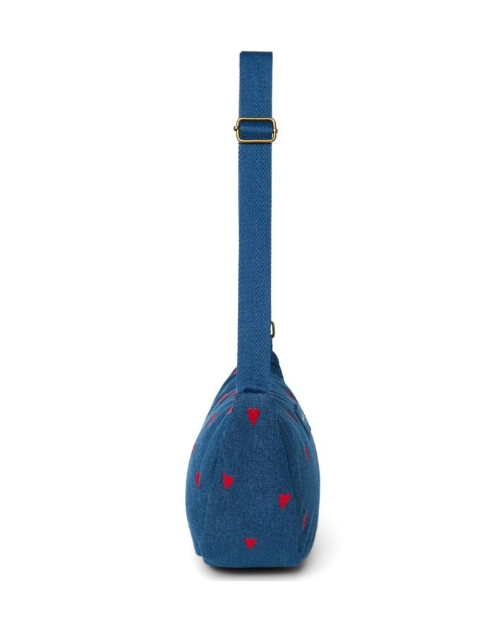 Studio Noos Fanny Pack Denim Blue Red Hearts aus dunkelblauem gepolstertem Denim mit gestickten roten Herzen und verstellbarem Trageriemen.