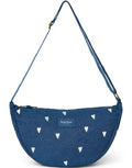 Studio Noos Fanny Pack Denim Blue White Hearts aus dunkelblauem gepolstertem Denim mit gestickten weißen Herzen und verstellbarem Trageriemen.