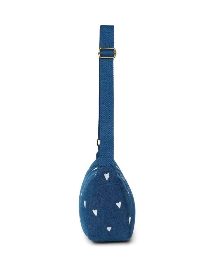 Studio Noos Fanny Pack Denim Blue White Hearts aus dunkelblauem gepolstertem Denim mit gestickten weißen Herzen und verstellbarem Trageriemen seitlich.