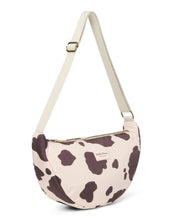 Laden Sie das Bild in den Galerie-Viewer, Fanny Pack Puffy Holy Cow von Studio Noos in Braun, kompakt und geräumig, aus Polyester, ideal zum Tragen an der Taille oder crossbody für Alltag und Reisen
