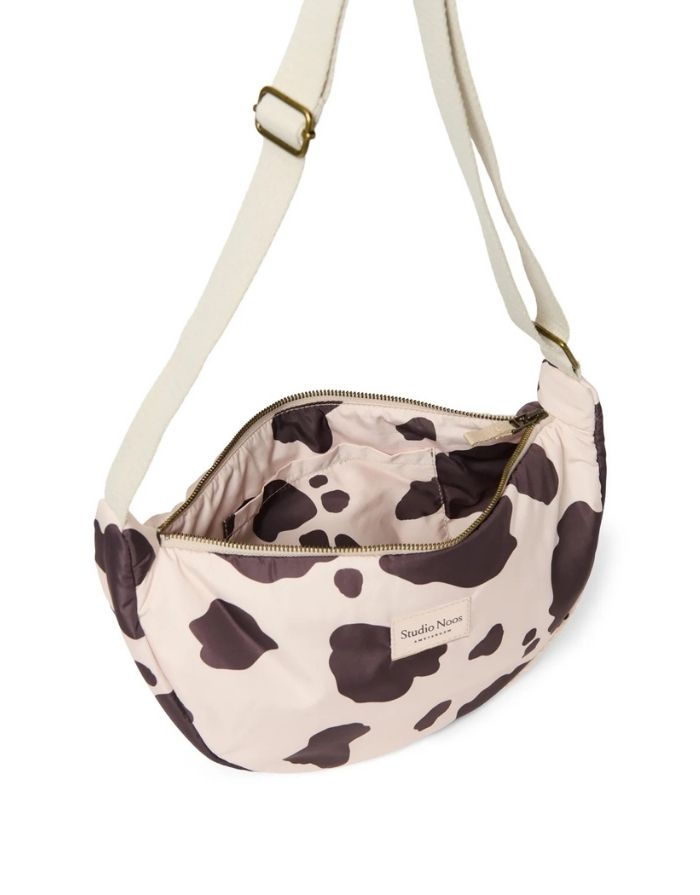 Fanny Pack Puffy Holy Cow von Studio Noos in Braun, kompakt und geräumig, aus Polyester, ideal zum Tragen an der Taille oder crossbody für Alltag und Reisen