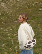 Laden Sie das Bild in den Galerie-Viewer, Fanny Pack Puffy Holy Cow von Studio Noos in Braun, kompakt und geräumig, aus Polyester, ideal zum Tragen an der Taille oder crossbody für Alltag und ReisenFanny Pack Puffy Holy Cow von Studio Noos in Braun, kompakt und geräumig, aus Polyester, ideal zum Tragen an der Taille oder crossbody für Alltag und Reisen
