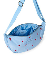 Laden Sie das Bild in den Galerie-Viewer,  Studio Noos Fanny Pack Puffy Light Blue Hearts in Hellblau mit Herzmuster.
