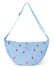 Laden Sie das Bild in den Galerie-Viewer,  Studio Noos Fanny Pack Puffy Light Blue Hearts in Hellblau mit Herzmuster.
