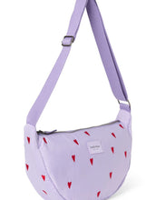 Laden Sie das Bild in den Galerie-Viewer, Studio Noos Fanny Pack Puffy Purple Hearts mit Herzmuster in Lila.
