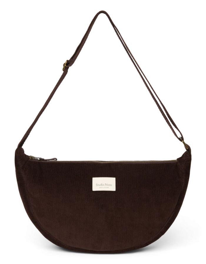 Studio Noos Fanny Pack Rib Puffy in Dark Brown aus gepolstertem Rib-Stoff mit verstellbarem Riemen, Reißverschluss und Innentasche.
