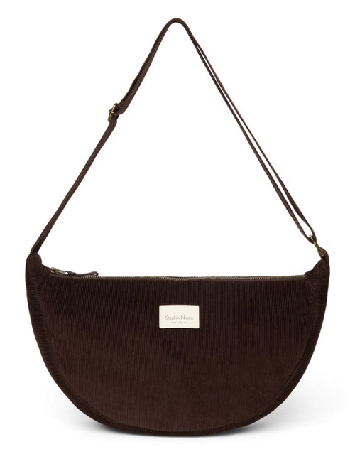 Studio Noos Fanny Pack Rib Puffy in Dark Brown aus gepolstertem Rib-Stoff mit verstellbarem Riemen, Reißverschluss und Innentasche.