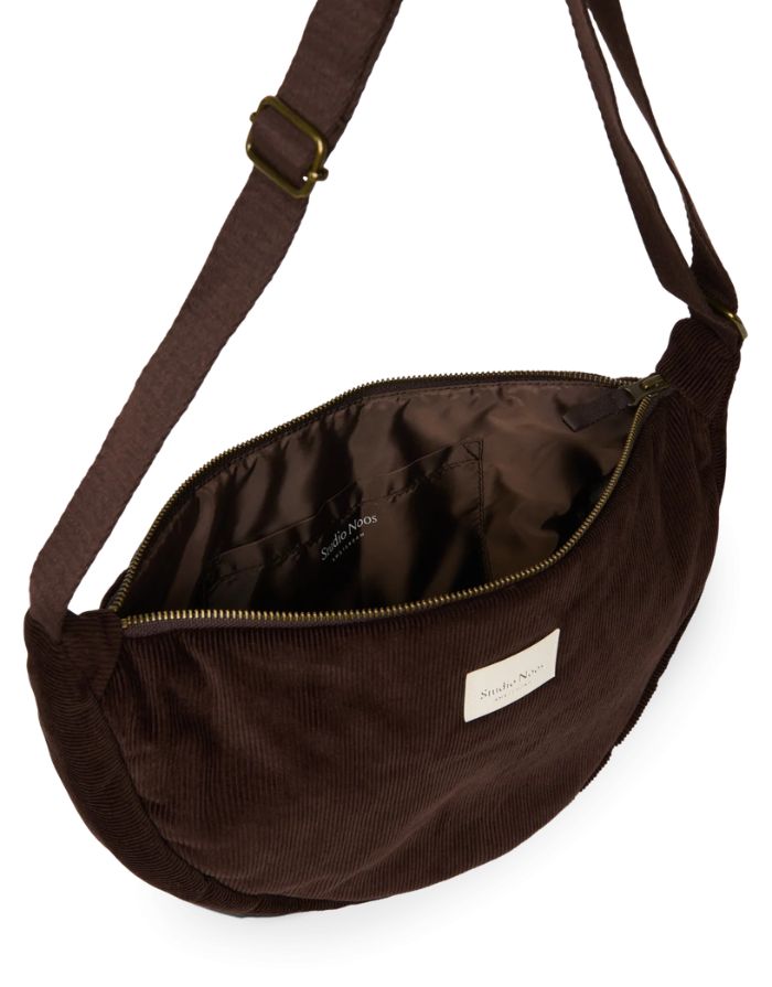 Studio Noos Fanny Pack Rib Puffy in Dark Brown aus gepolstertem Rib-Stoff mit verstellbarem Riemen, Reißverschluss und Innentasche, von Innen.