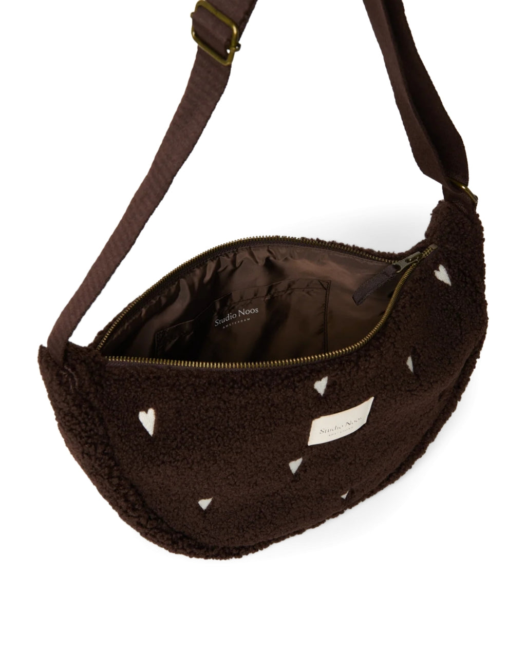 Schokoladenbraunes Fanny Pack Chocolate Teddy Hearts von Studio Noos aus weichem Teddy-Material mit gestickten Herzen und verstellbarem Riemen, Innenansicht.
