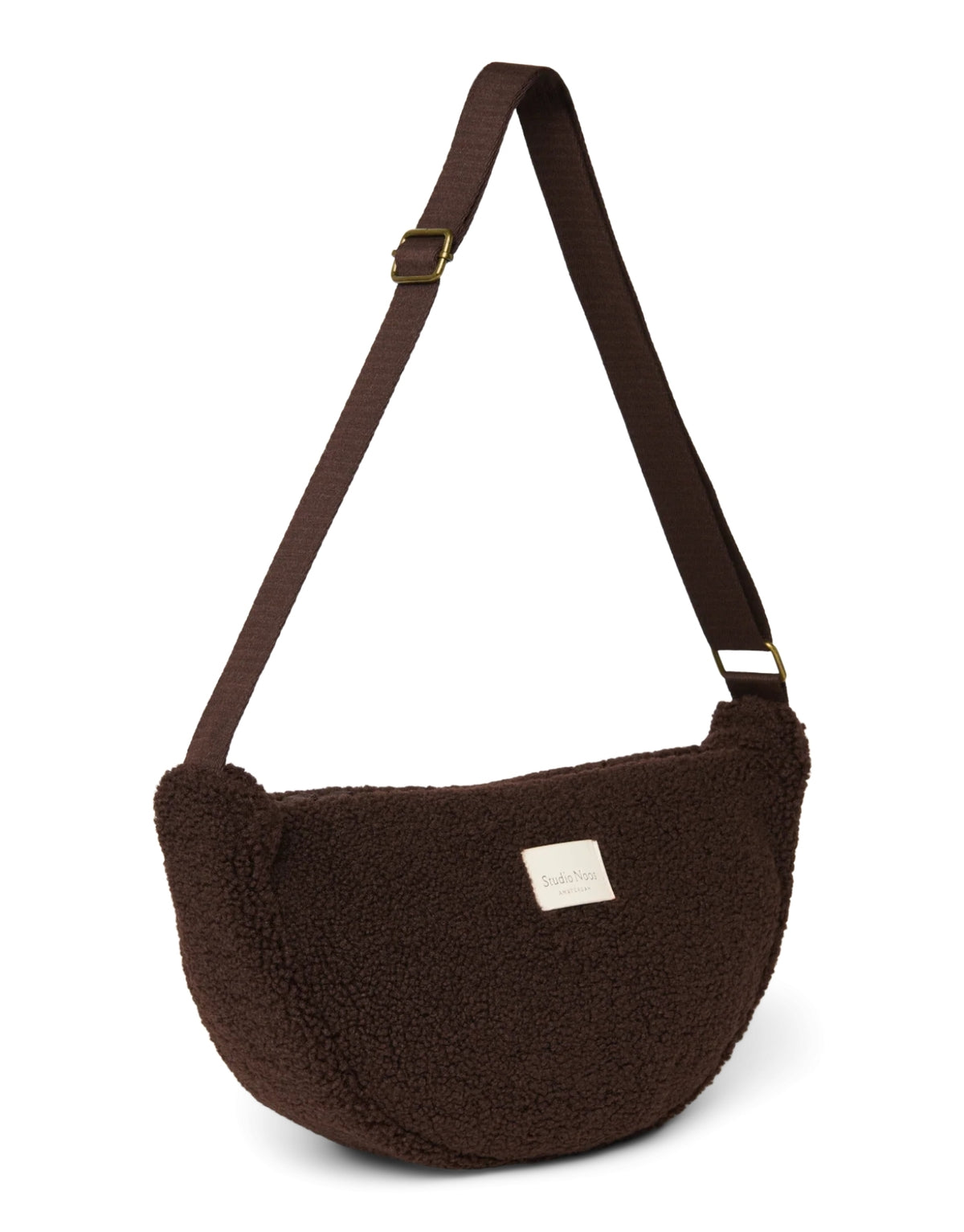 Schokoladenbraunes Fanny Pack Chocolate Teddy von Studio Noos aus weichem Teddy-Material mit Reißverschluss und verstellbarem Riemen.