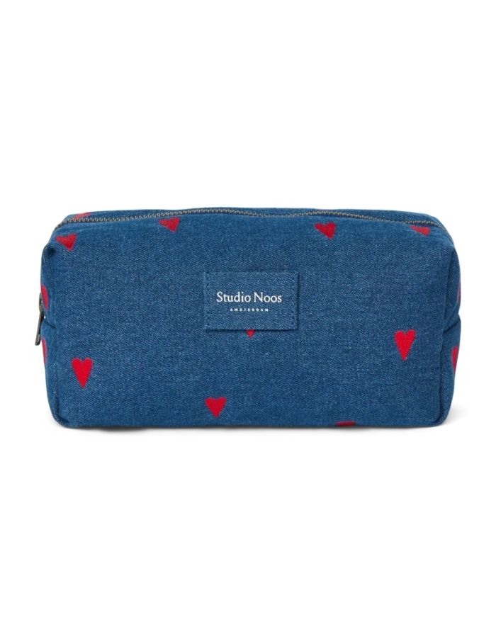 Gepolsterte Kosmetiktasche von Studio Noos aus dunkelblauem Denim mit gestickten roten Herzen und praktischem Stauraum für kleine Essentials.