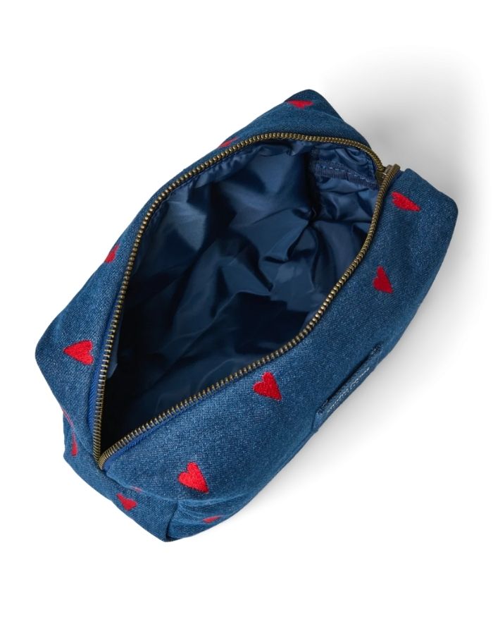 Gepolsterte Kosmetiktasche von Studio Noos aus dunkelblauem Denim mit gestickten roten Herzen und praktischem Stauraum für kleine Essentials.