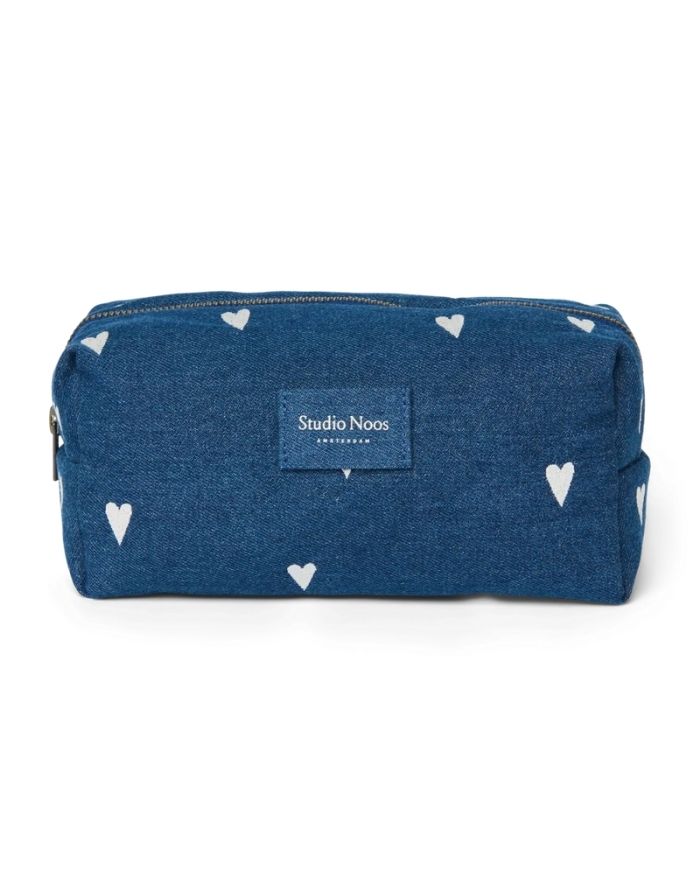 Gepolsterte Kosmetiktasche von Studio Noos aus dunkelblauem Denim mit gestickten weißen Herzen und praktischem Stauraum für kleine Essentials.