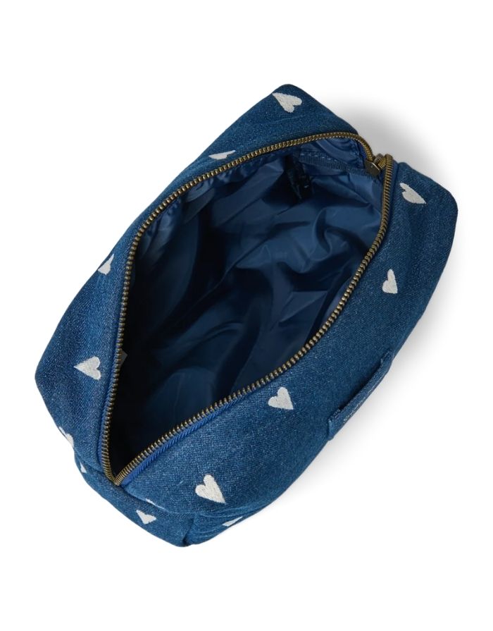 Gepolsterte Kosmetiktasche von Studio Noos aus dunkelblauem Denim mit gestickten weißen Herzen und praktischem Stauraum für kleine Essentials geöffnet.