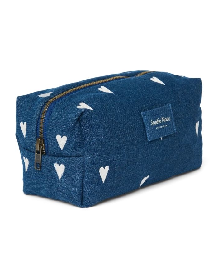 Gepolsterte Kosmetiktasche von Studio Noos aus dunkelblauem Denim mit gestickten weißen Herzen und praktischem Stauraum für kleine Essentials.