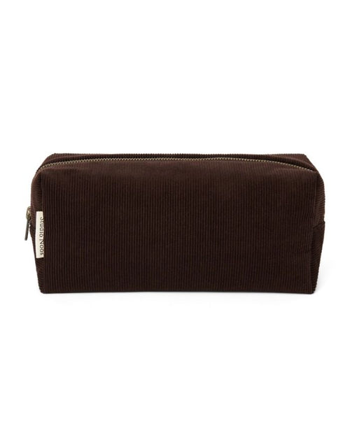 Kosmetiktasche Dark Brown von Studio Noos  aus gepolstertem braunem Rib-Stoff mit praktischem Stauraum für Kosmetik und kleine Essentials.