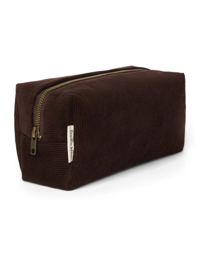 Kosmetiktasche Dark Brown von Studio Noos aus gepolstertem braunem Rib-Stoff mit praktischem Stauraum für Kosmetik und kleine Essentials seitlich.