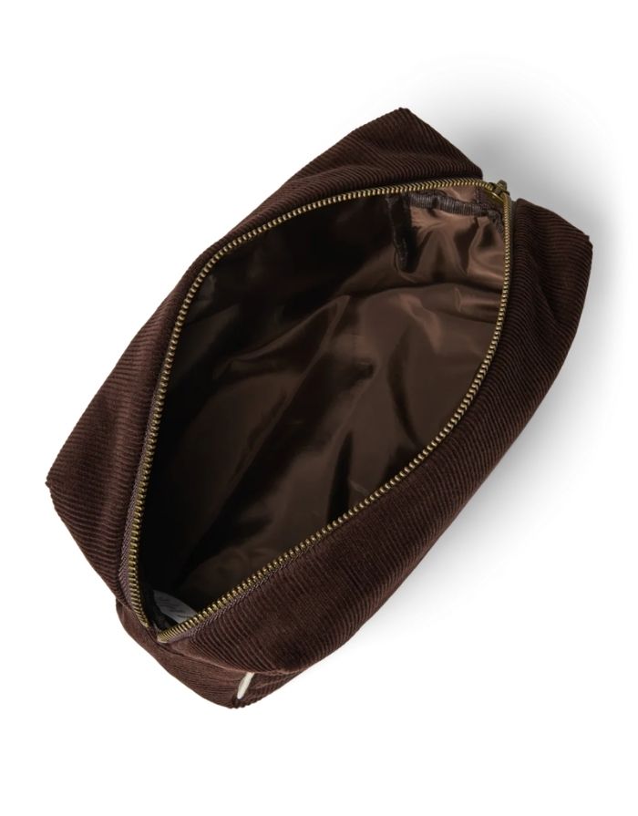 Kosmetiktasche Dark Brown von Studio Noos aus gepolstertem braunem Rib-Stoff mit praktischem Stauraum für Kosmetik und kleine Essentials geöffnet.
