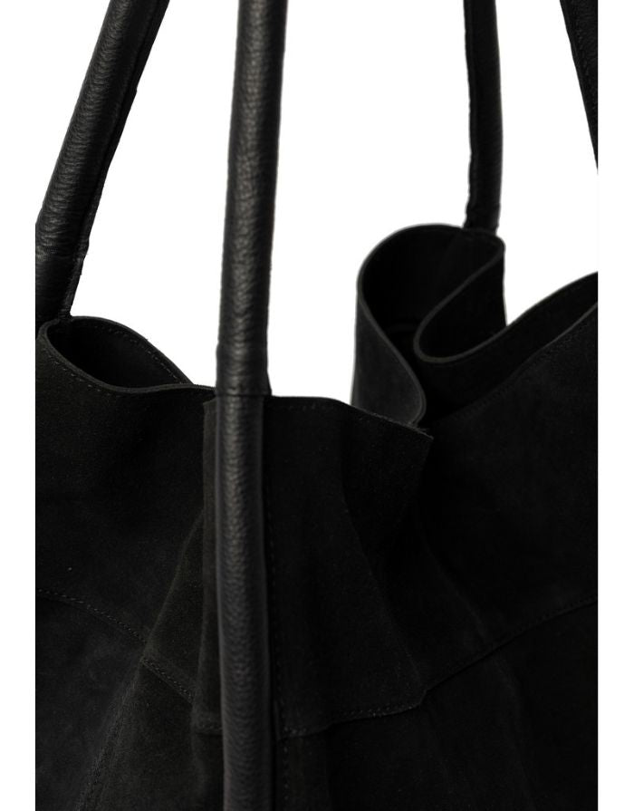 Schwarze Meno Schultertasche von RE:DESIGNED aus weichem Veloursleder mit großzügigem Hauptfach und Lederhenkel Nahaufnahme