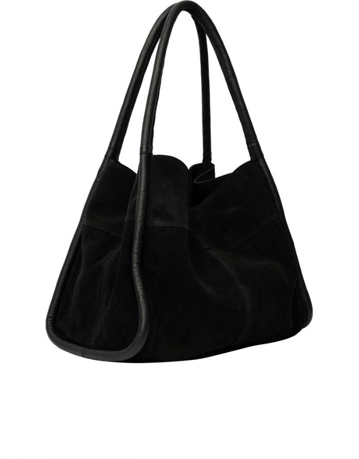Schwarze Meno Schultertasche von RE:DESIGNED aus weichem Veloursleder mit großzügigem Hauptfach und Lederhenkel seitlich
