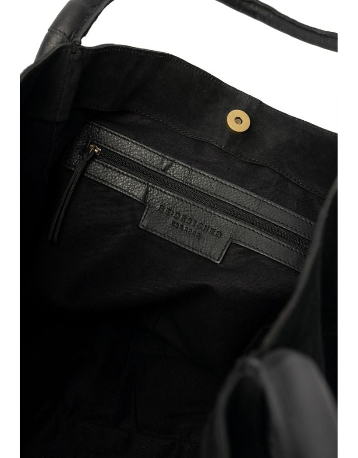 Schwarze Meno Schultertasche von RE:DESIGNED aus weichem Veloursleder mit großzügigem Hauptfach und Lederhenkel Innen