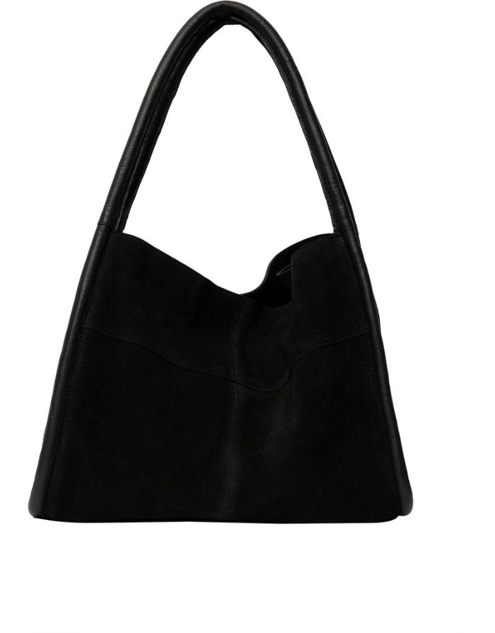 Schwarze Meno Schultertasche von RE:DESIGNED aus weichem Veloursleder mit großzügigem Hauptfach und Lederhenkel Freisteller